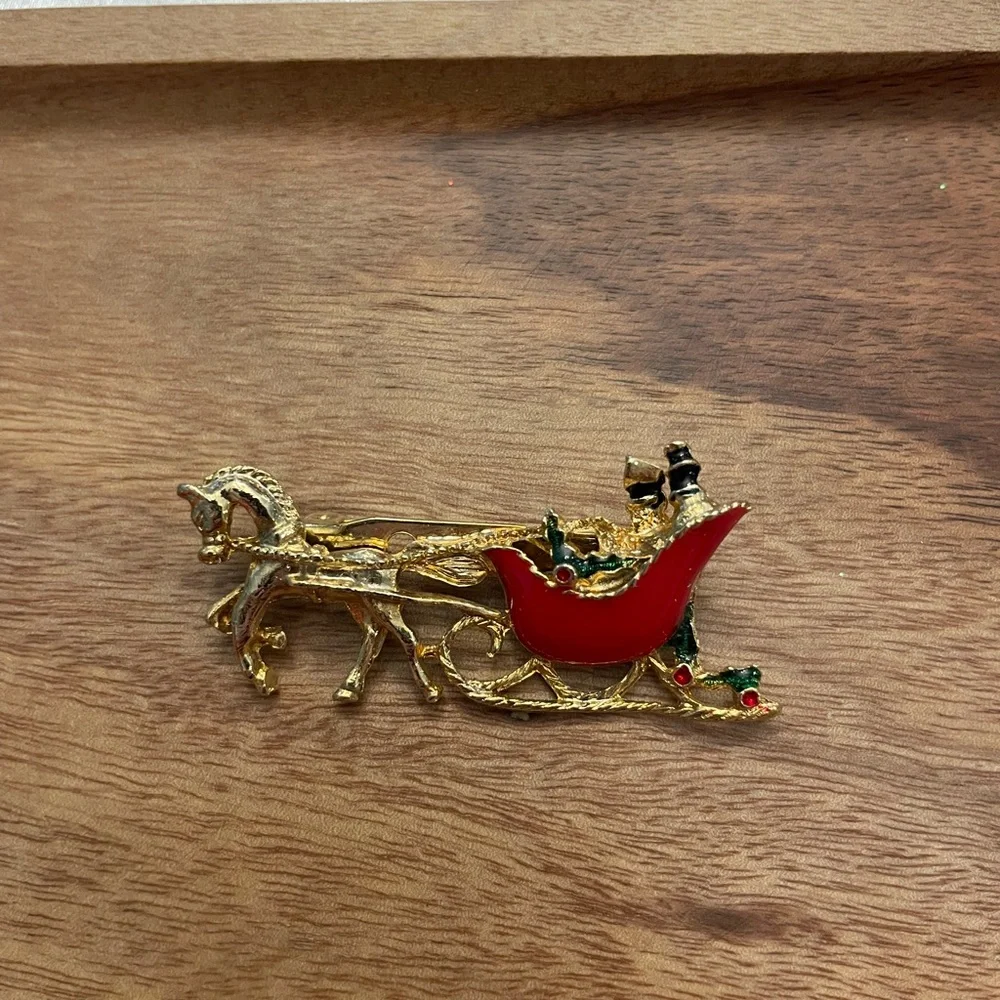 Vintage Gerry's Gold Tone Horse Drawn Sleigh Holiday Winter Brooch Christmas‎
